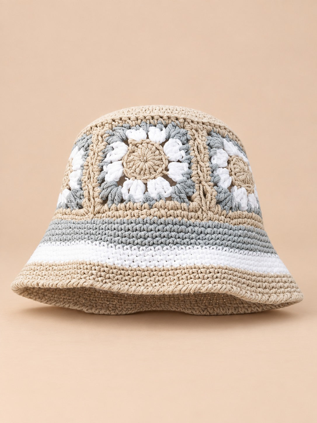 Bob au crochet fait main à fleurs, modèle 24, vue de face