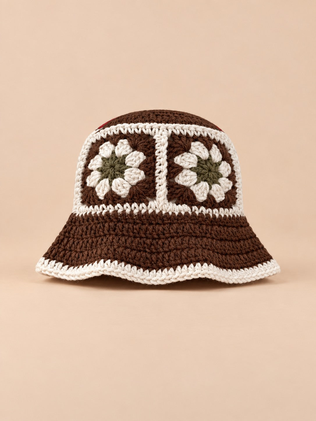 Bob au crochet fait main à fleurs, modèle 4, vue de face