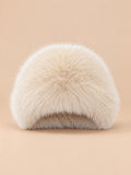 Chapeau bob femme en fausse fourrure beige, vue de face sur fond beige