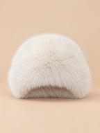 Chapeau bob femme en fausse fourrure blanc cassé, vue de face sur fond beige