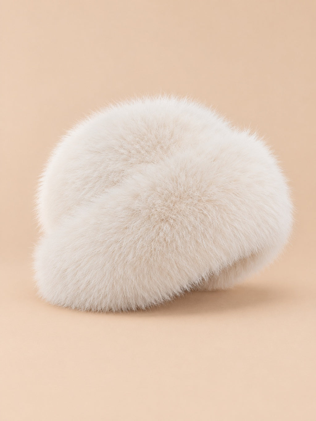 Chapeau bob femme en fausse fourrure blanc cassé, vue de trois quarts sur fond beige