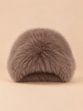 Chapeau bob femme en fausse fourrure marron, vue de face sur fond beige