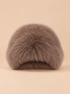 Chapeau bob femme en fausse fourrure marron, vue de face sur fond beige