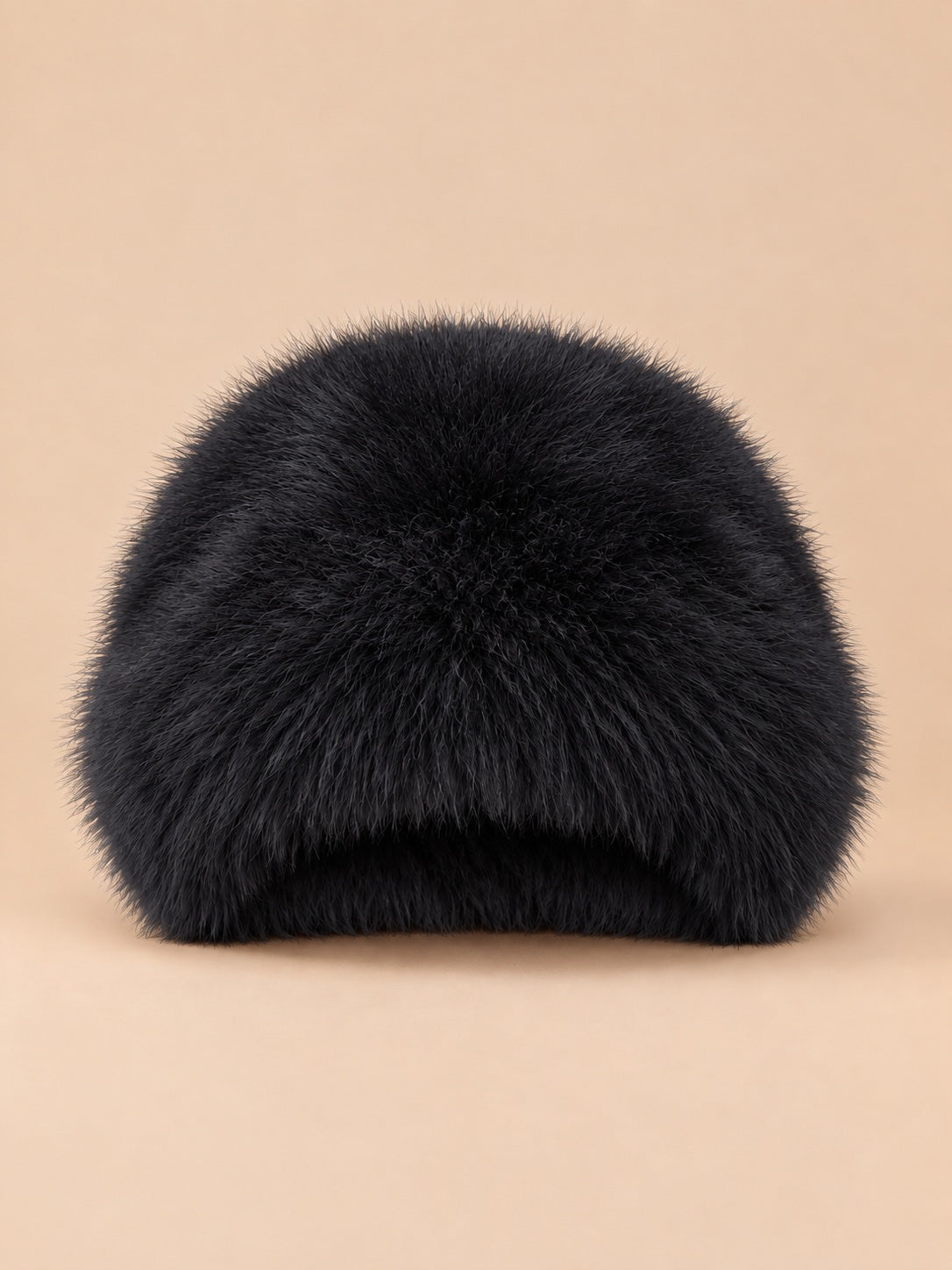 Chapeau bob femme en fausse fourrure noir, vue de face sur fond beige