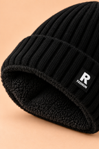 Détail de la doublure polaire noire et du revers côtelé du bonnet