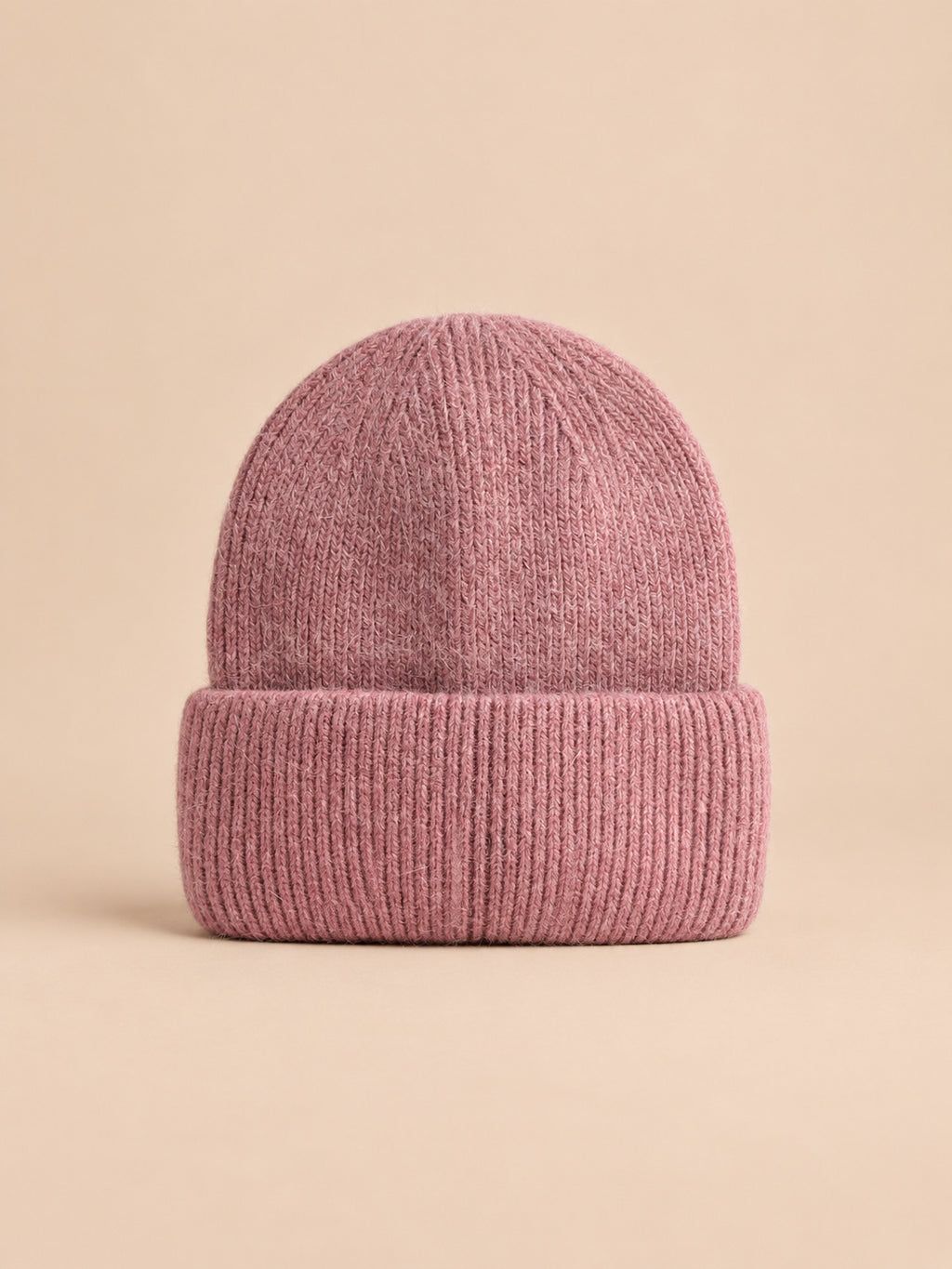 Bonnet femme en fourrure de lapin et coton épais, modèle 1, vue de face sur fond pêche sable