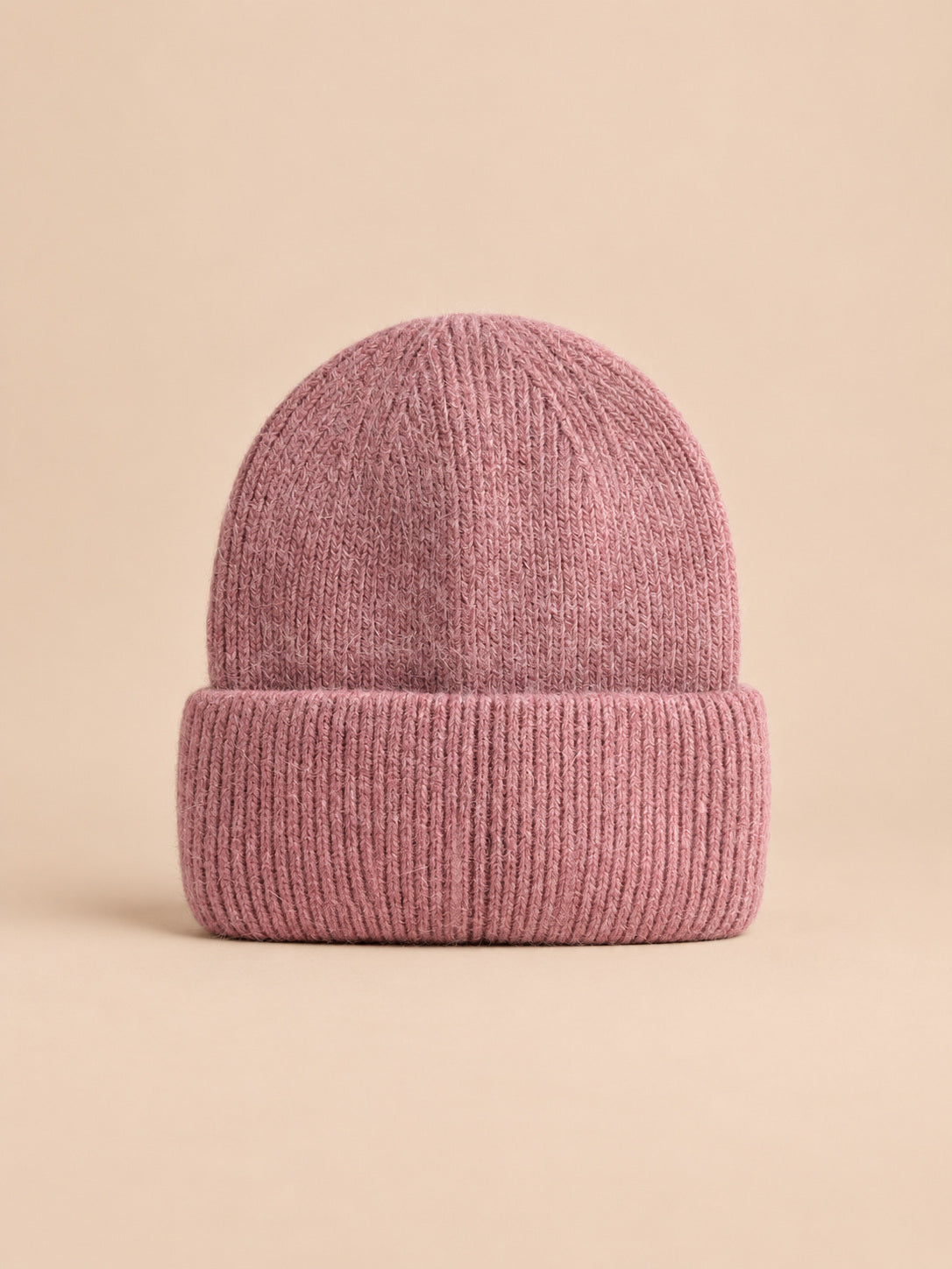Bonnet femme en fourrure de lapin et coton épais, modèle 1, vue de face sur fond pêche sable