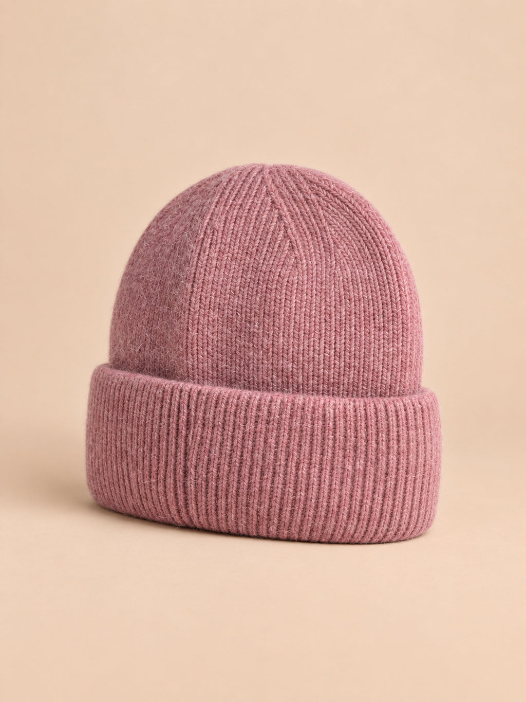 Bonnet femme en fourrure de lapin et coton épais, modèle 1, vue de trois-quarts sur fond pêche sable