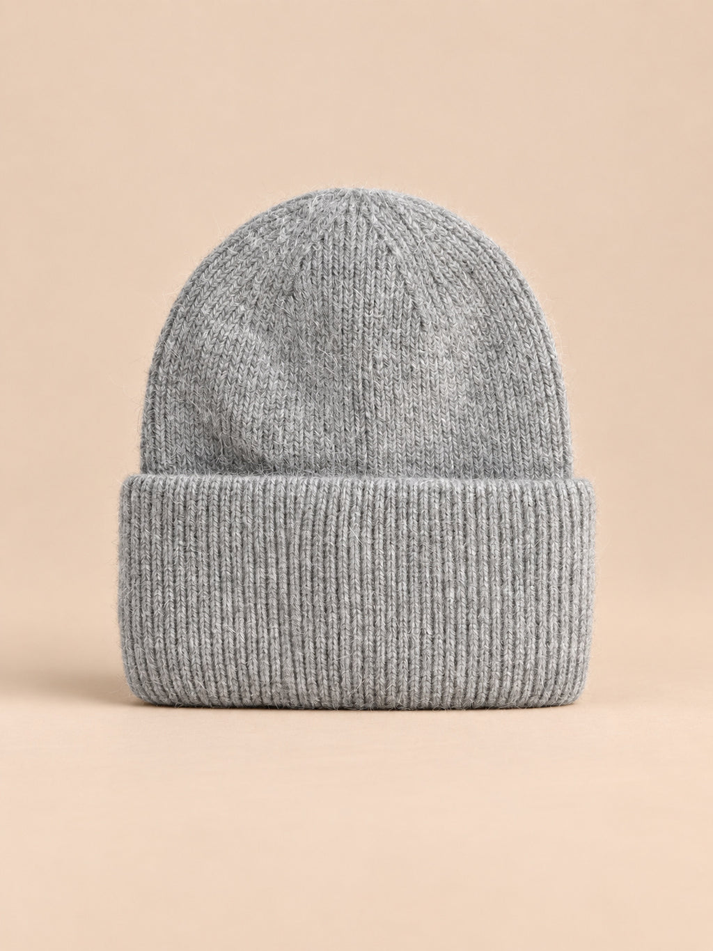 Bonnet femme en fourrure de lapin et coton épais, modèle 3, vue de face sur fond pêche sable