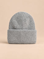Bonnet femme en fourrure de lapin et coton épais, modèle 3, vue de face sur fond pêche sable