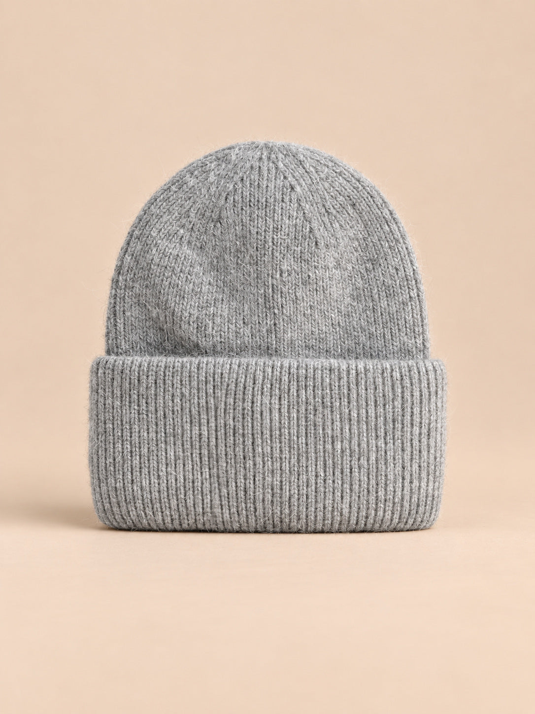 Bonnet femme en fourrure de lapin et coton épais, modèle 3, vue de face sur fond pêche sable