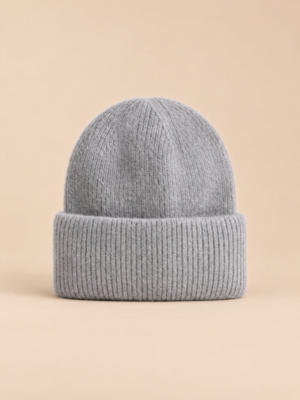 Bonnet femme en fourrure de lapin et coton épais, modèle 4, vue de face sur fond pêche sable