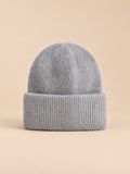 Bonnet femme en fourrure de lapin et coton épais, modèle 4, vue de face sur fond pêche sable