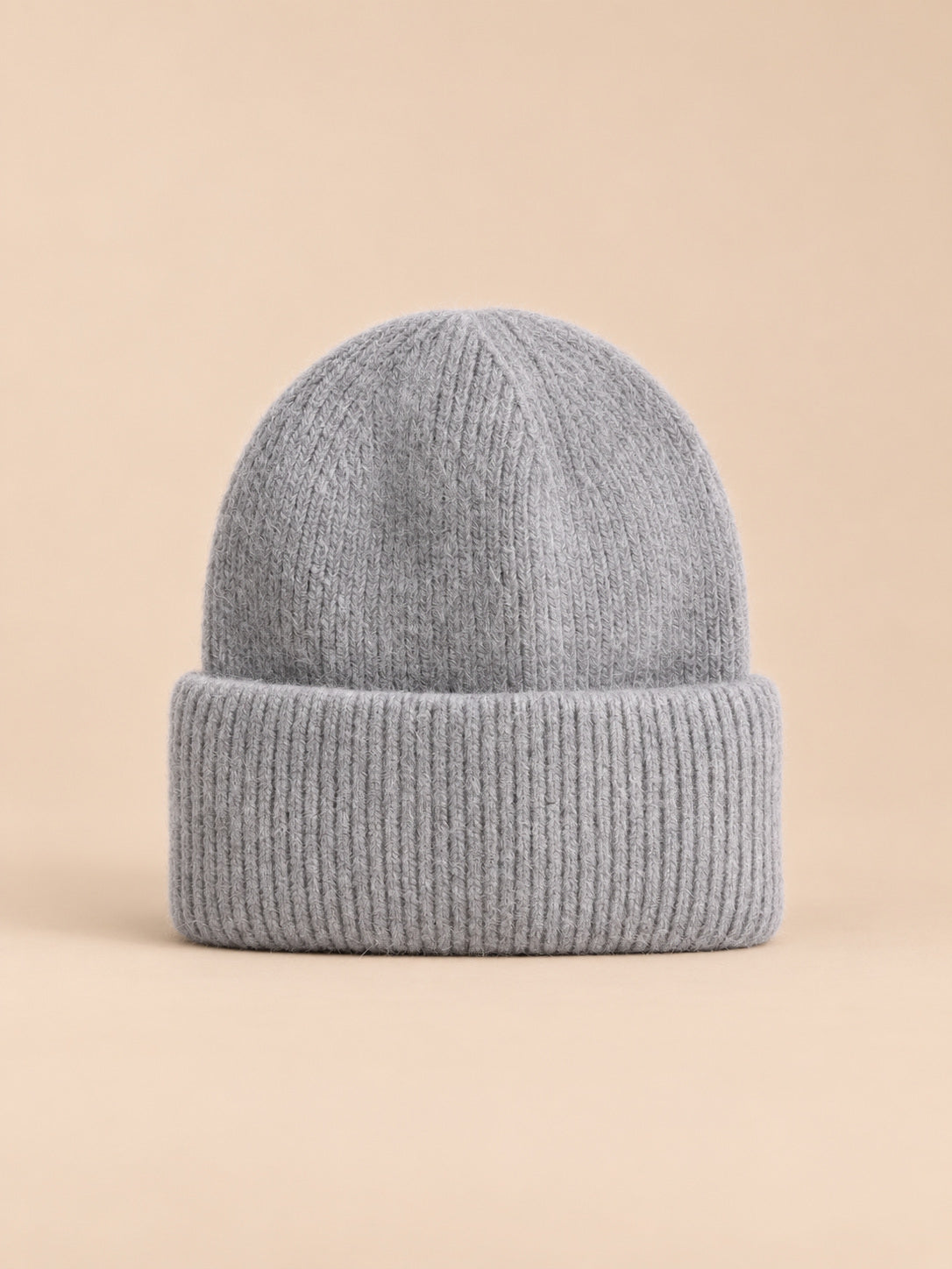 Bonnet femme en fourrure de lapin et coton épais, modèle 4, vue de face sur fond pêche sable