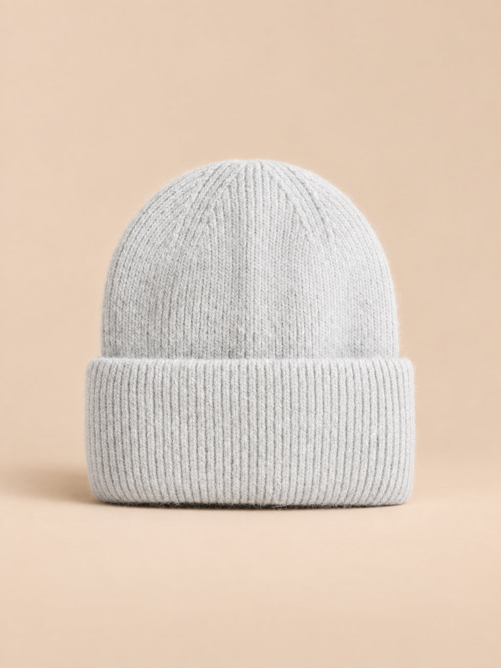 Bonnet femme en fourrure de lapin et coton épais, modèle 5, vue de face sur fond pêche sable