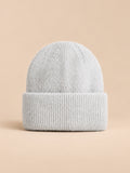 Bonnet femme en fourrure de lapin et coton épais, modèle 5, vue de face sur fond pêche sable
