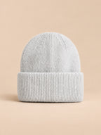 Bonnet femme en fourrure de lapin et coton épais, modèle 5, vue de face sur fond pêche sable