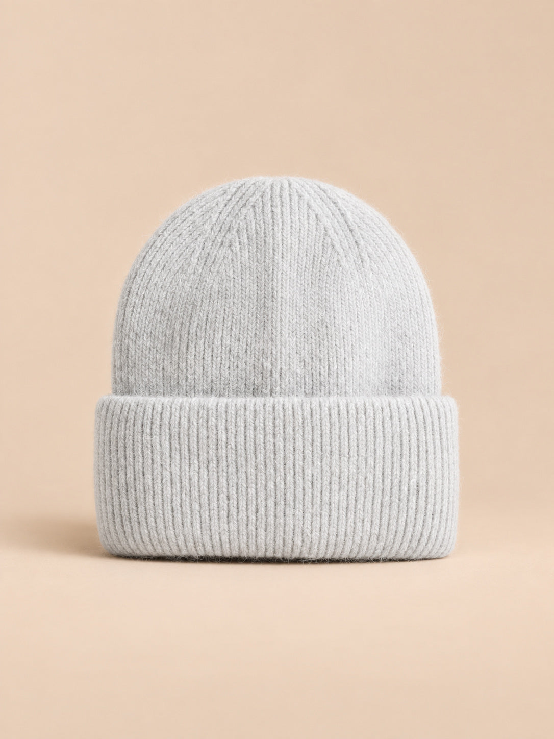 Bonnet femme en fourrure de lapin et coton épais, modèle 5, vue de face sur fond pêche sable