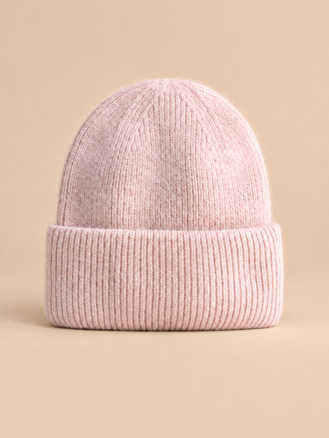 Bonnet femme en fourrure de lapin et coton épais, modèle 7, vue de face sur fond pêche sable