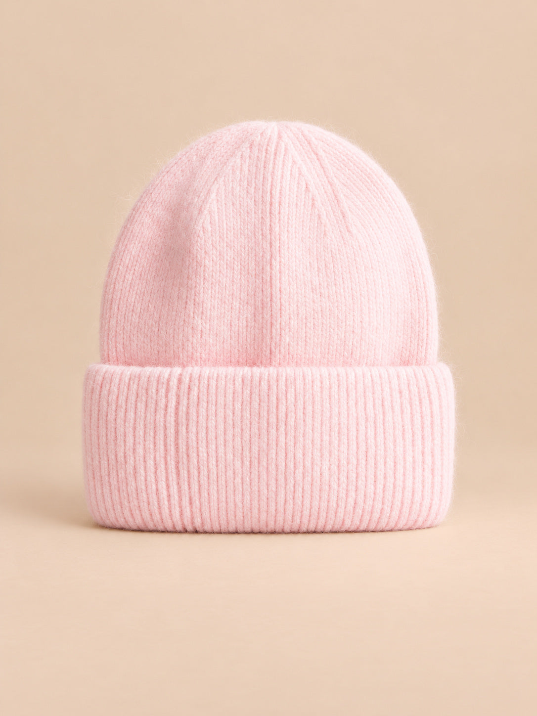 Bonnet femme en fourrure de lapin et coton épais, modèle 8, vue de face sur fond pêche sable