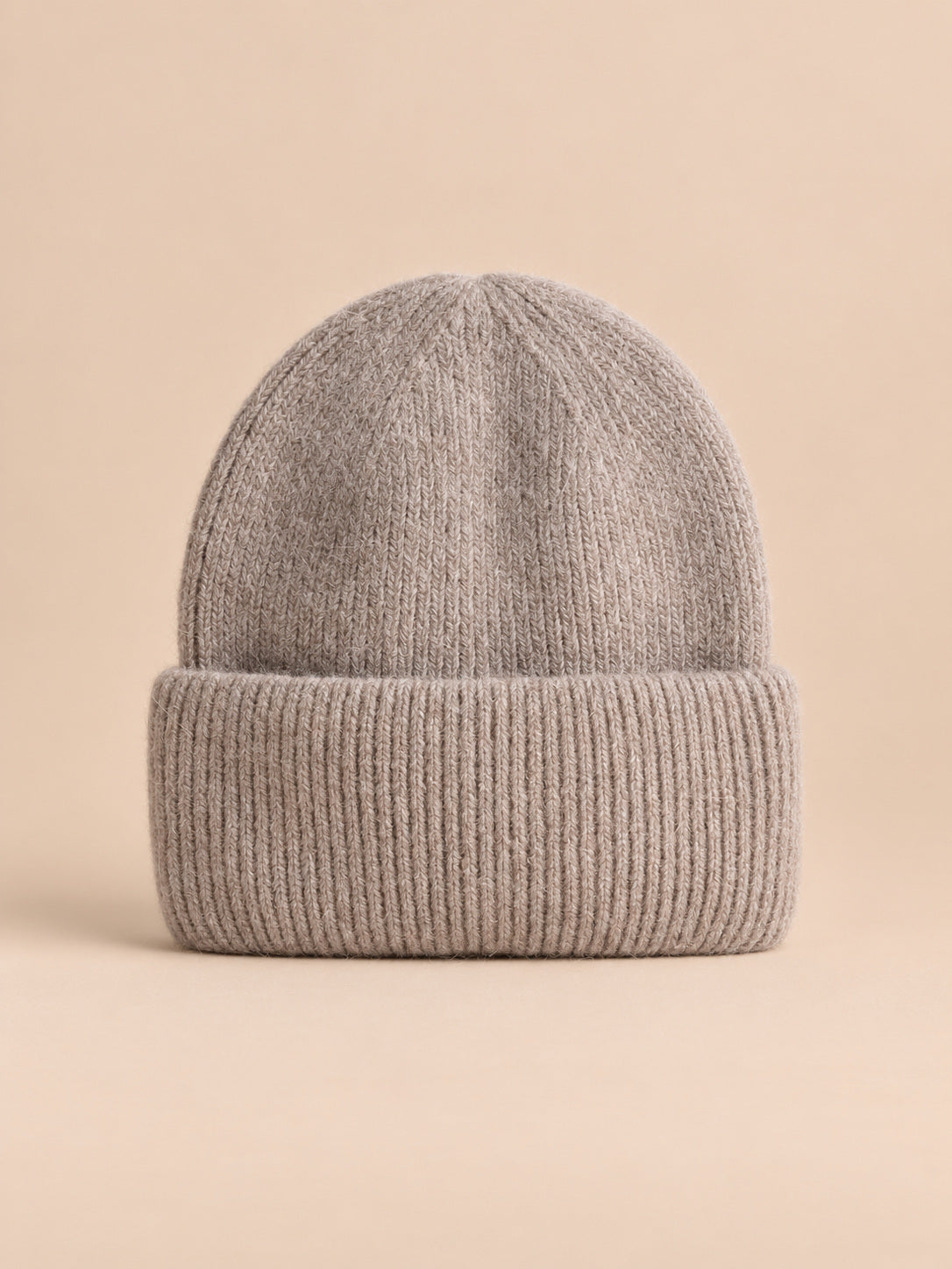 Bonnet femme en fourrure de lapin et coton épais, modèle 9, vue de face sur fond pêche sable