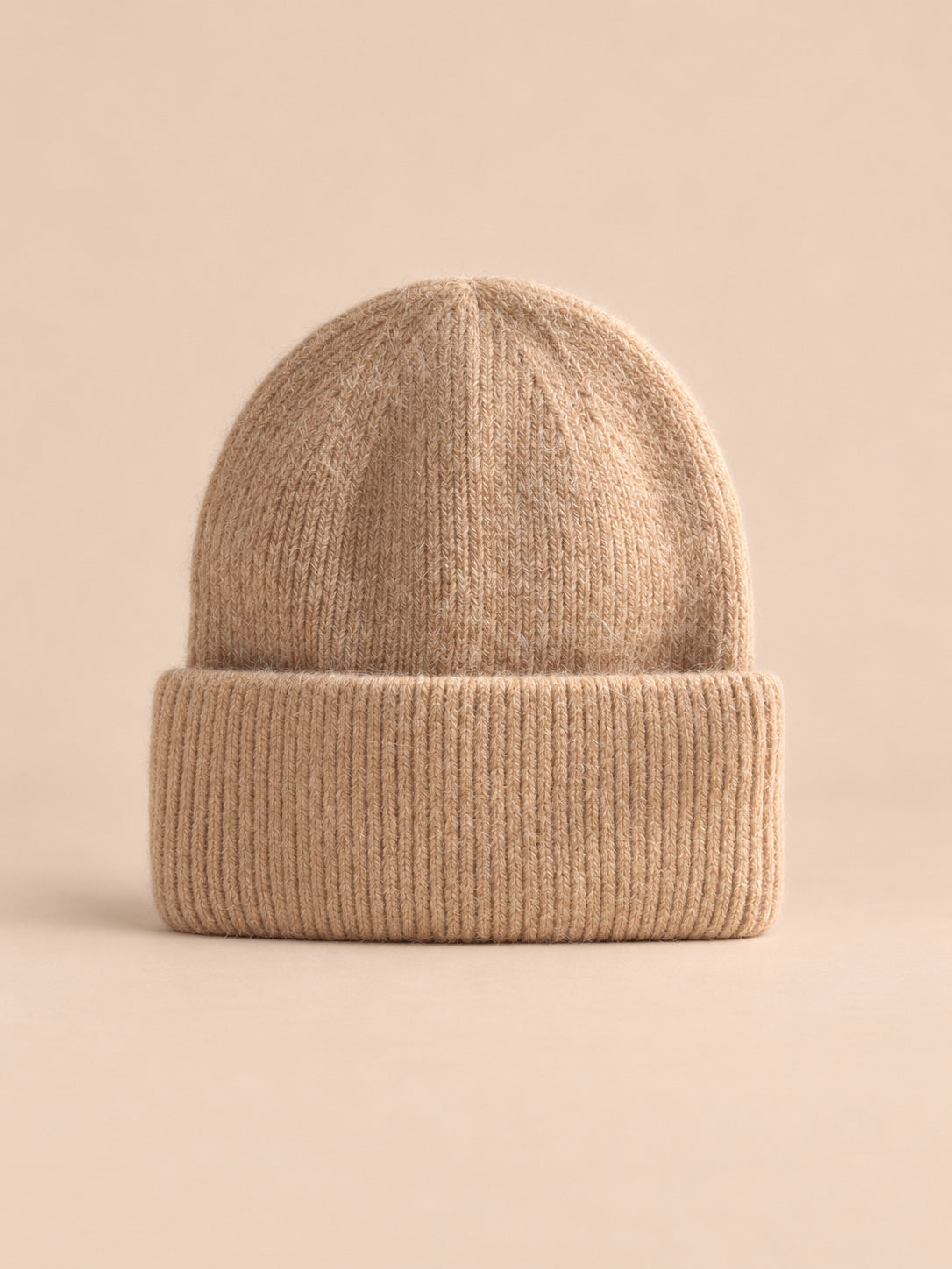 Bonnet femme en fourrure de lapin et coton épais, modèle 12, vue de face sur fond pêche sable