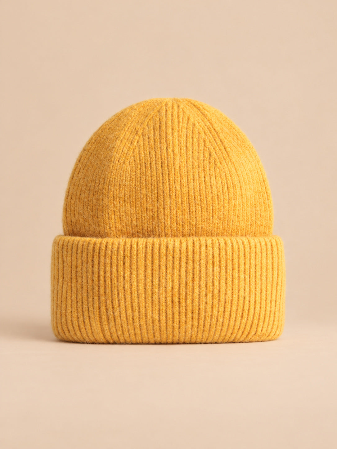 Bonnet femme en fourrure de lapin et coton épais, modèle 14, vue de face sur fond pêche sable