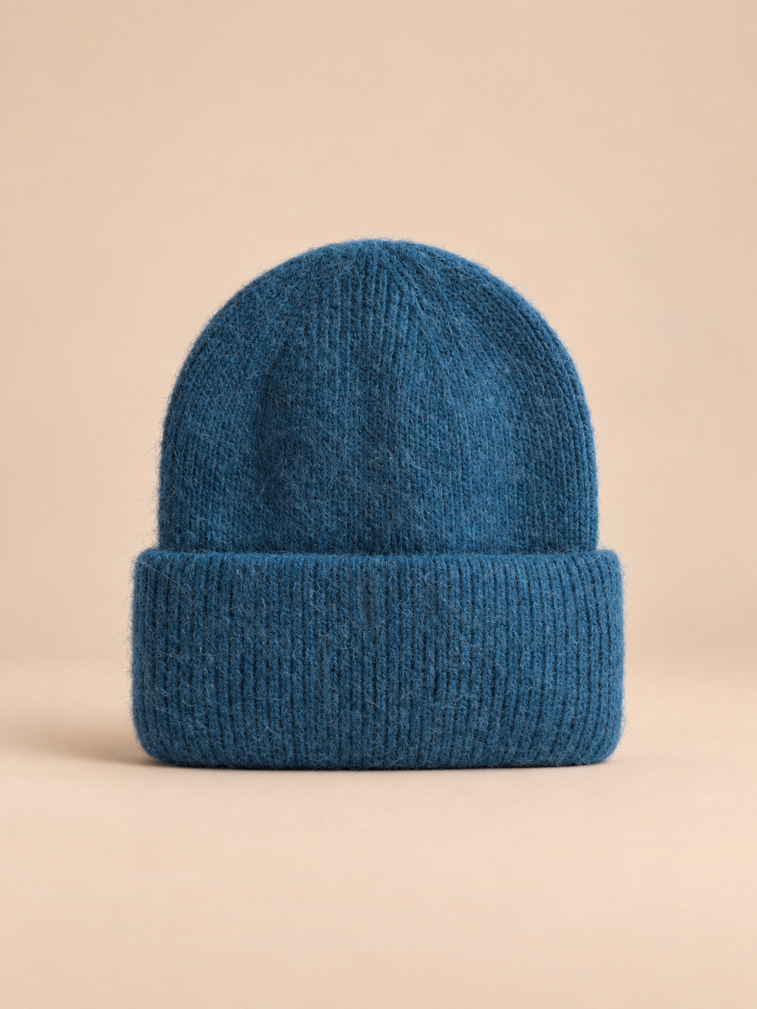 Bonnet femme en fourrure de lapin et coton épais, modèle 15, vue de face sur fond pêche sable