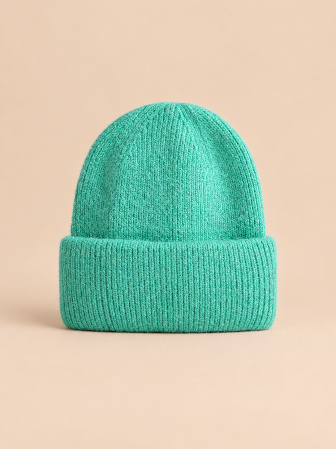 Bonnet femme en fourrure de lapin et coton épais, modèle 18, vue de face sur fond pêche sable