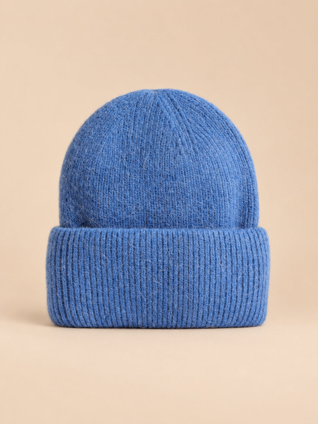 Bonnet femme en fourrure de lapin et coton épais, modèle 22, vue de face sur fond pêche sable
