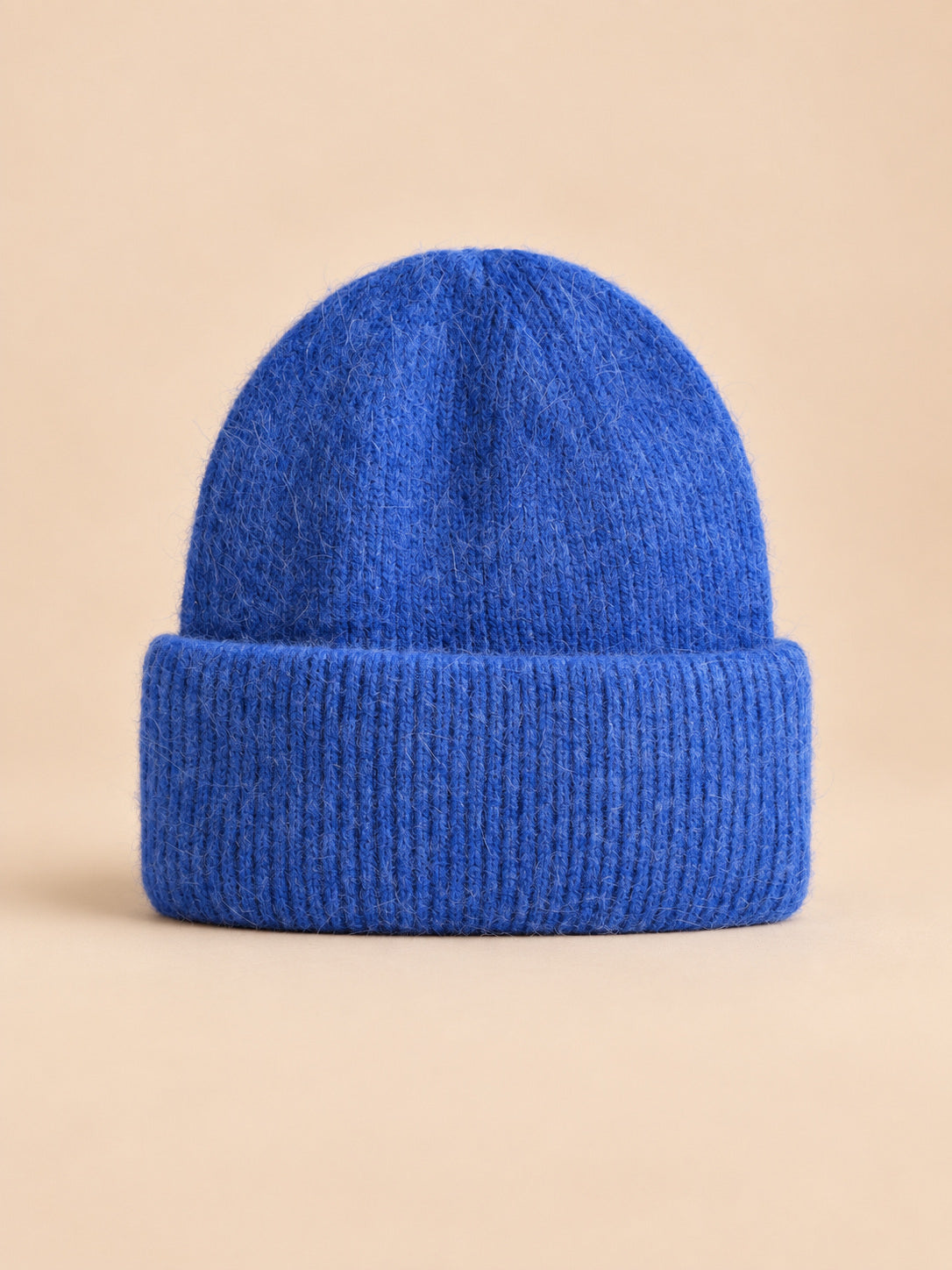 Bonnet femme en fourrure de lapin et coton épais, modèle 23, vue de face sur fond pêche sable