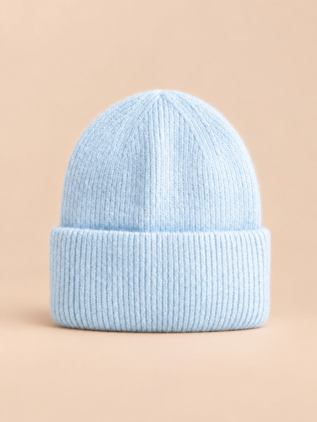 Bonnet femme en fourrure de lapin et coton épais, modèle 24, vue de face sur fond pêche sable