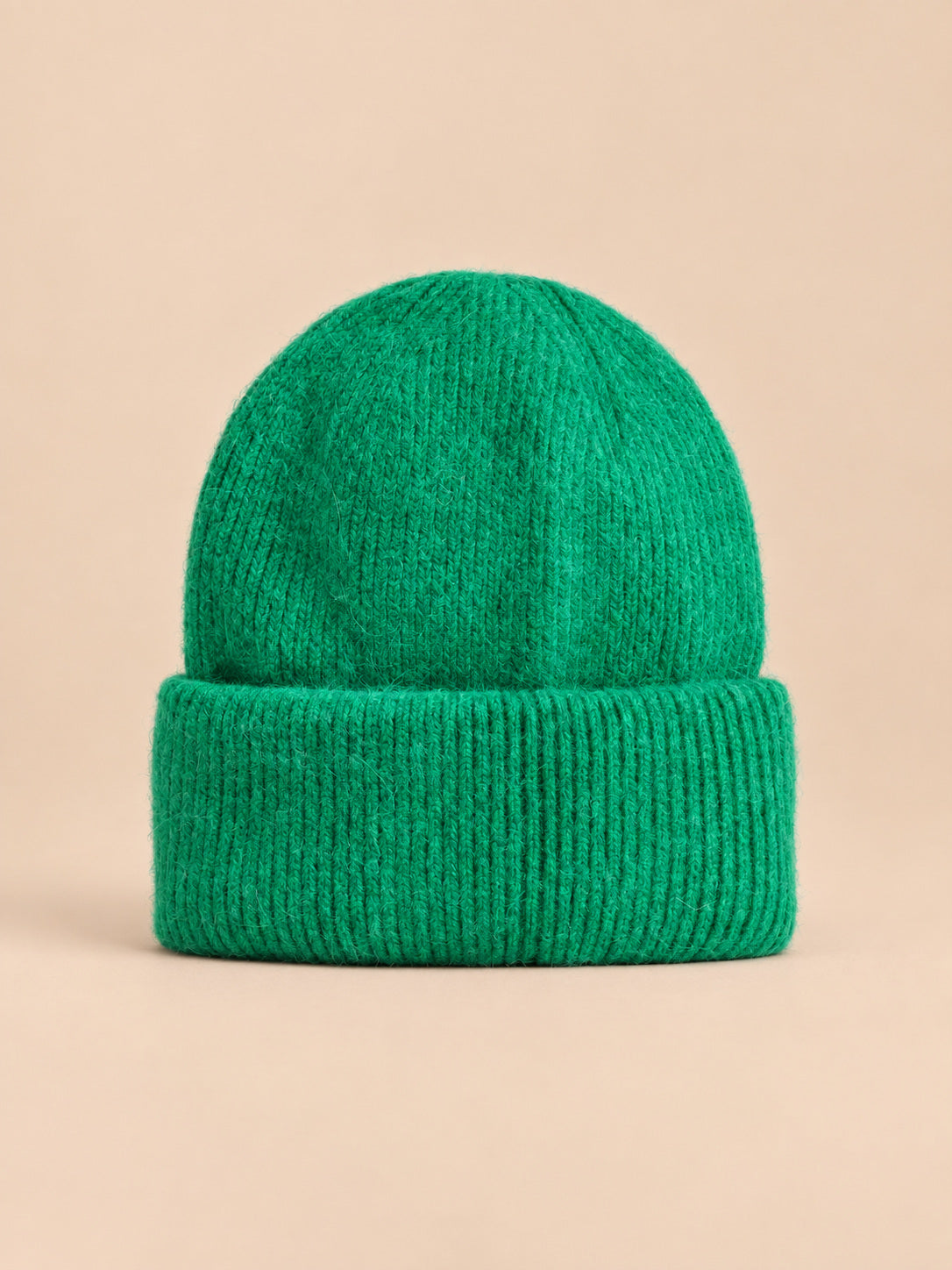 Bonnet femme en fourrure de lapin et coton épais, modèle 25, vue de face sur fond pêche sable
