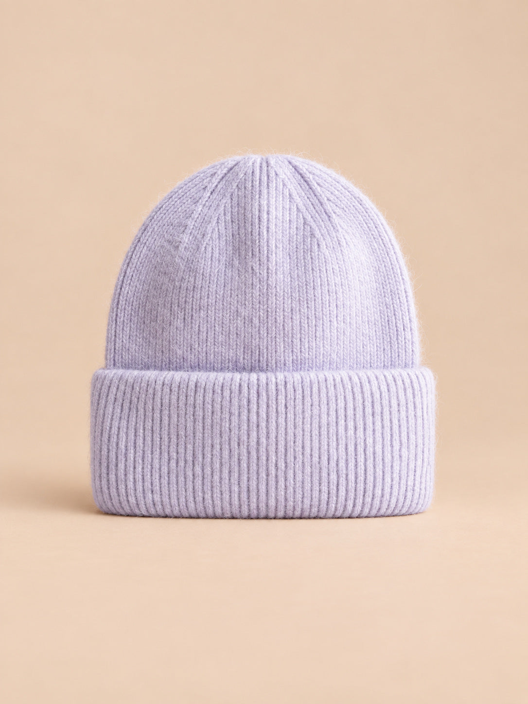 Bonnet femme en fourrure de lapin et coton épais, modèle 26, vue de face sur fond pêche sable