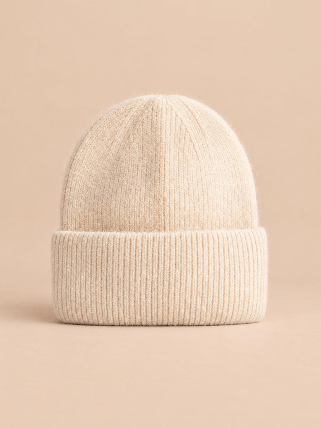 Bonnet femme en fourrure de lapin et coton épais, modèle 27, vue de face sur fond pêche sable
