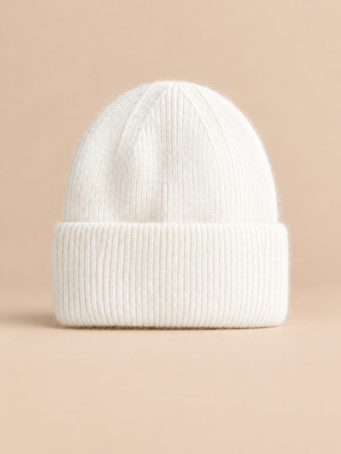 Bonnet femme en fourrure de lapin et coton épais, modèle 29, vue de face sur fond pêche sable
