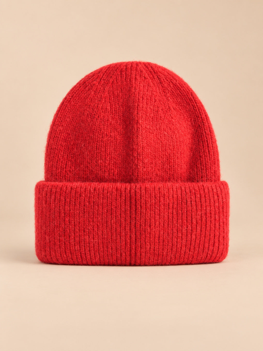 Bonnet femme en fourrure de lapin et coton épais, modèle 30, vue de face sur fond pêche sable