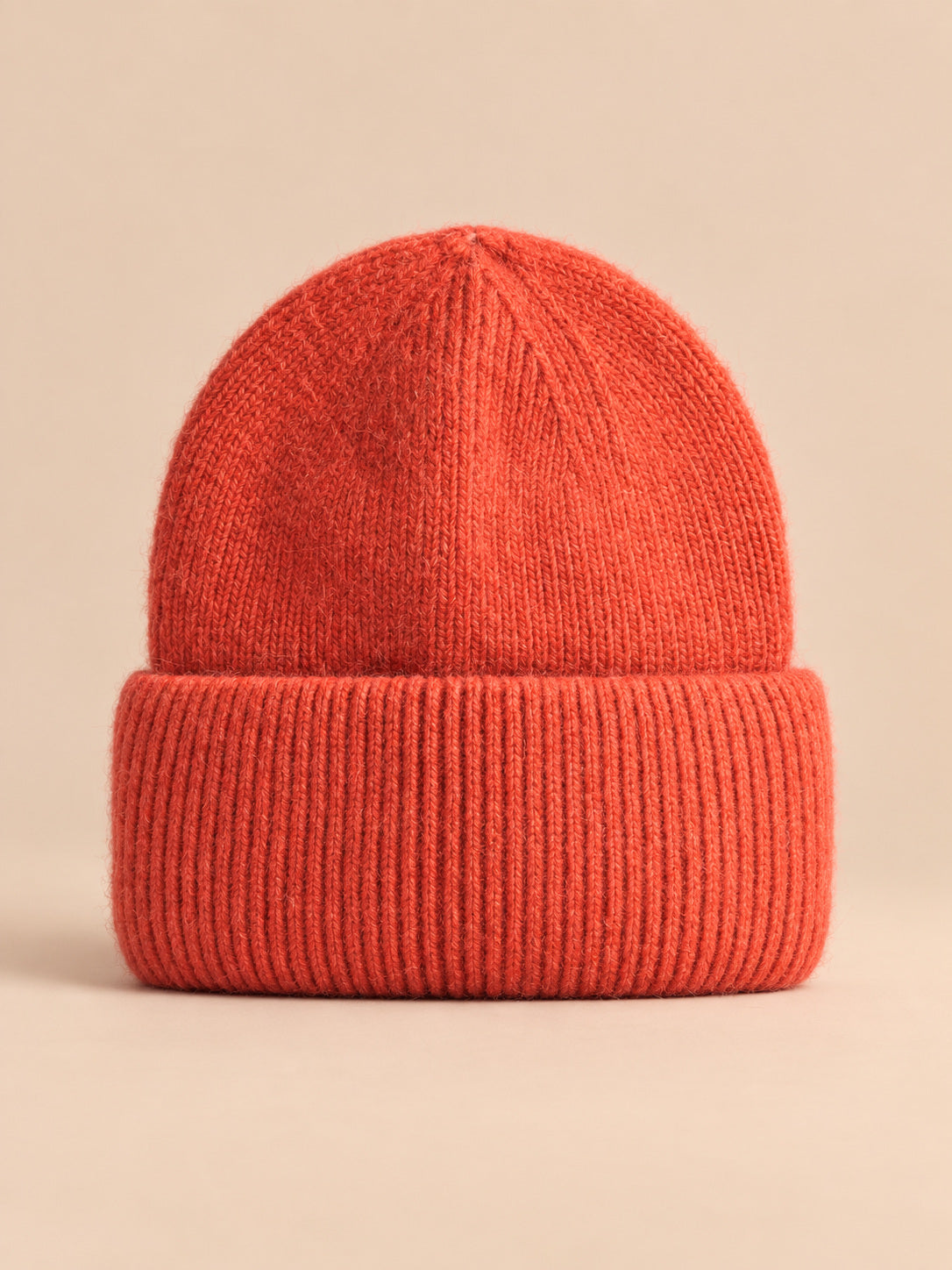 Bonnet femme en fourrure de lapin et coton épais, modèle 31, vue de face sur fond pêche sable