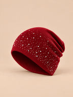 Bonnet femme tricoté à strass bordeaux, vue de trois-quarts sur fond pêche sable