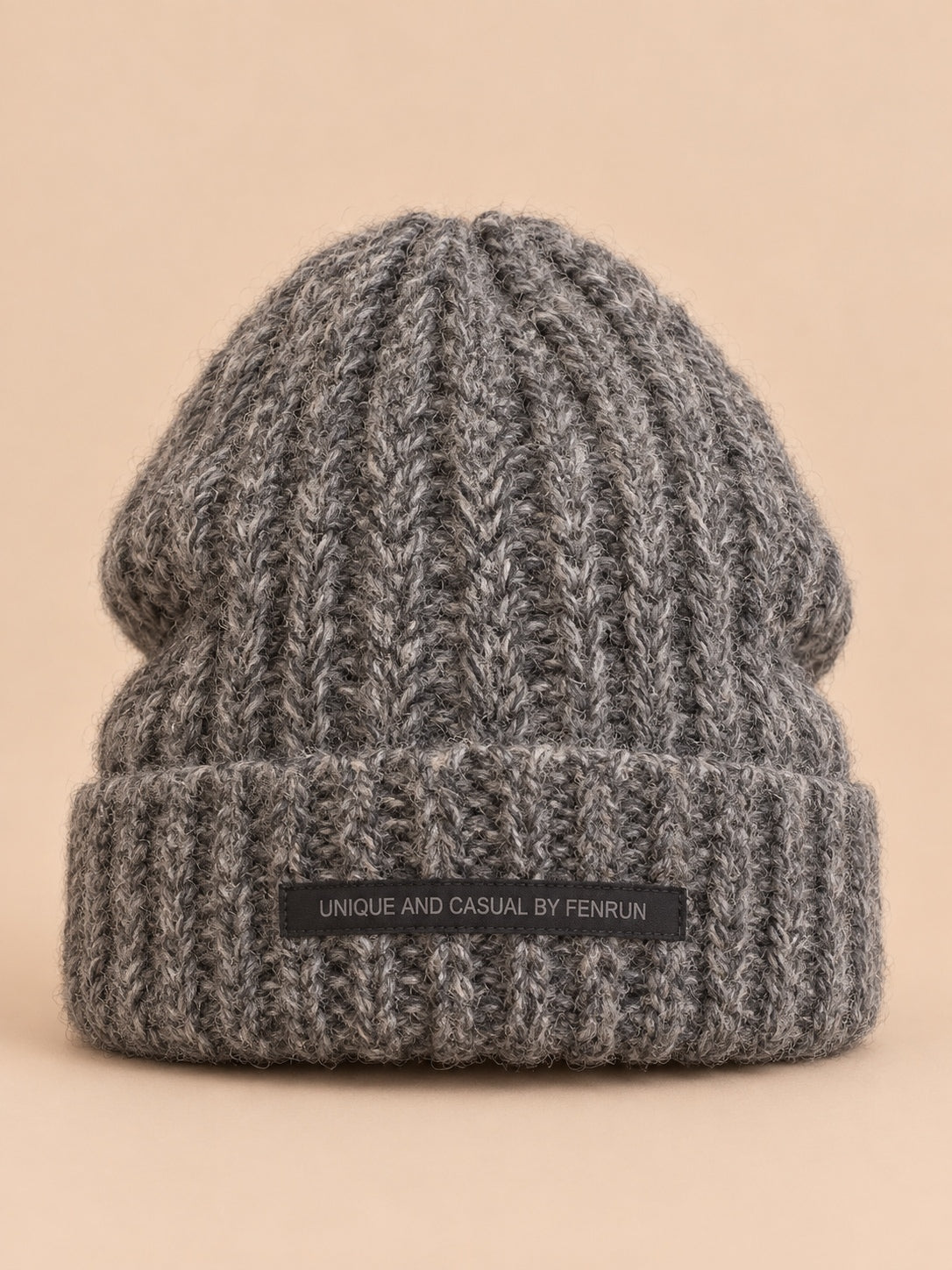 Bonnet gris en maille épaisse à revers et étiquette, vue de face.