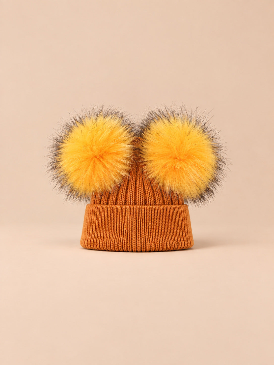 Bonnet double pompon, roux, pompons assortis, vue de face sur fond pêche sable.