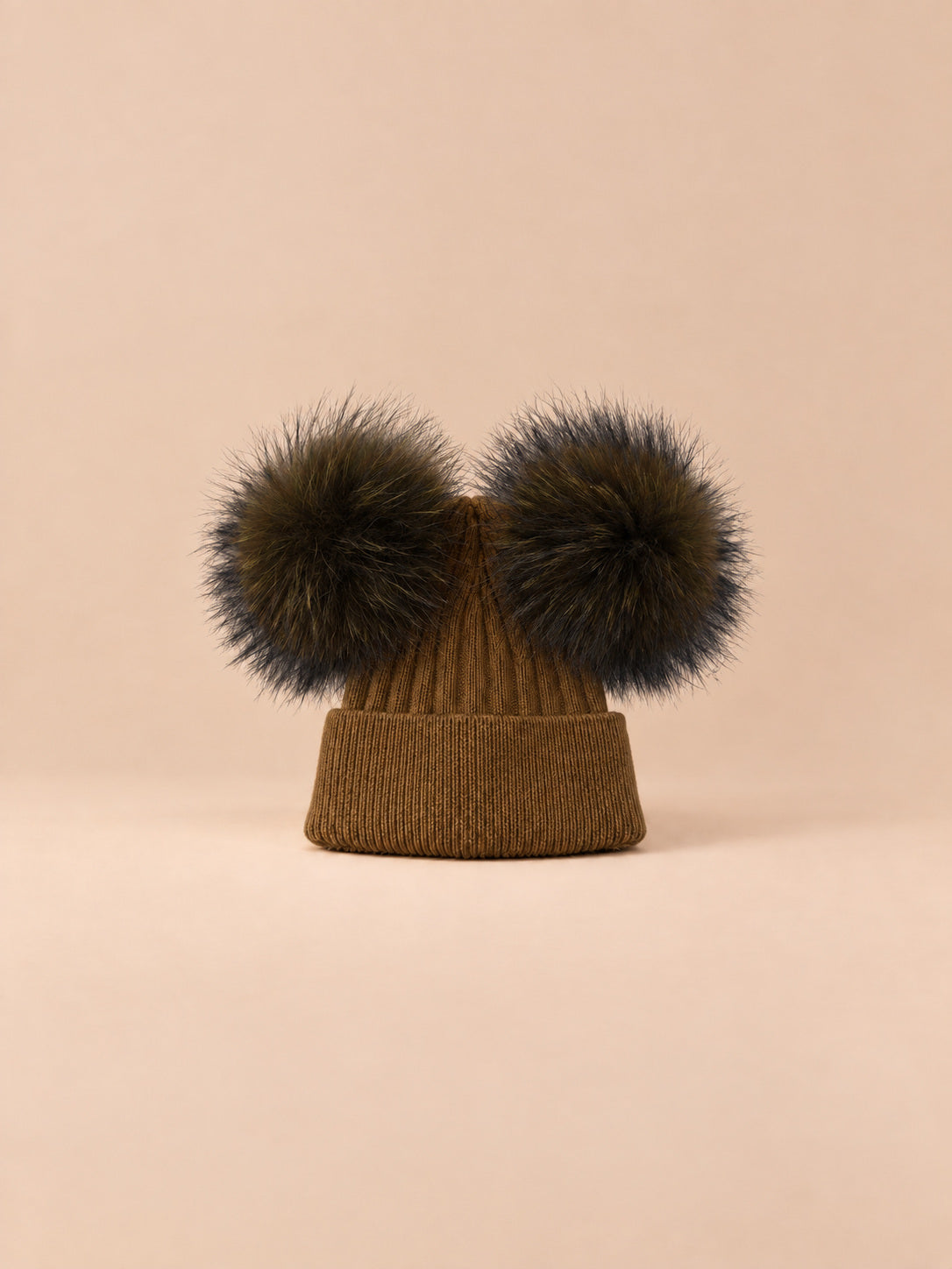 Bonnet double pompon, vert militaire, pompons assortis, vue de face sur fond pêche sable.
