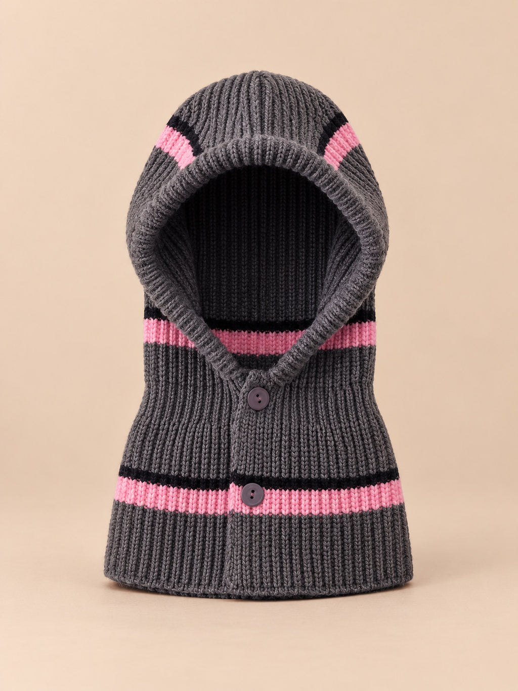 Cagoule bébé en laine rayée modèle B, vue de face, fond pêche sable