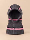 Cagoule bébé en laine rayée modèle B, vue de face, fond pêche sable