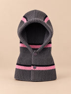 Cagoule bébé en laine rayée modèle B, vue de face, fond pêche sable