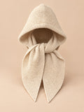 Cagoule bonnet-écharpe beige en maille, vue de face sur fond pêche sable