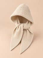 Cagoule bonnet-écharpe beige en maille, vue de trois quarts sur fond pêche sable