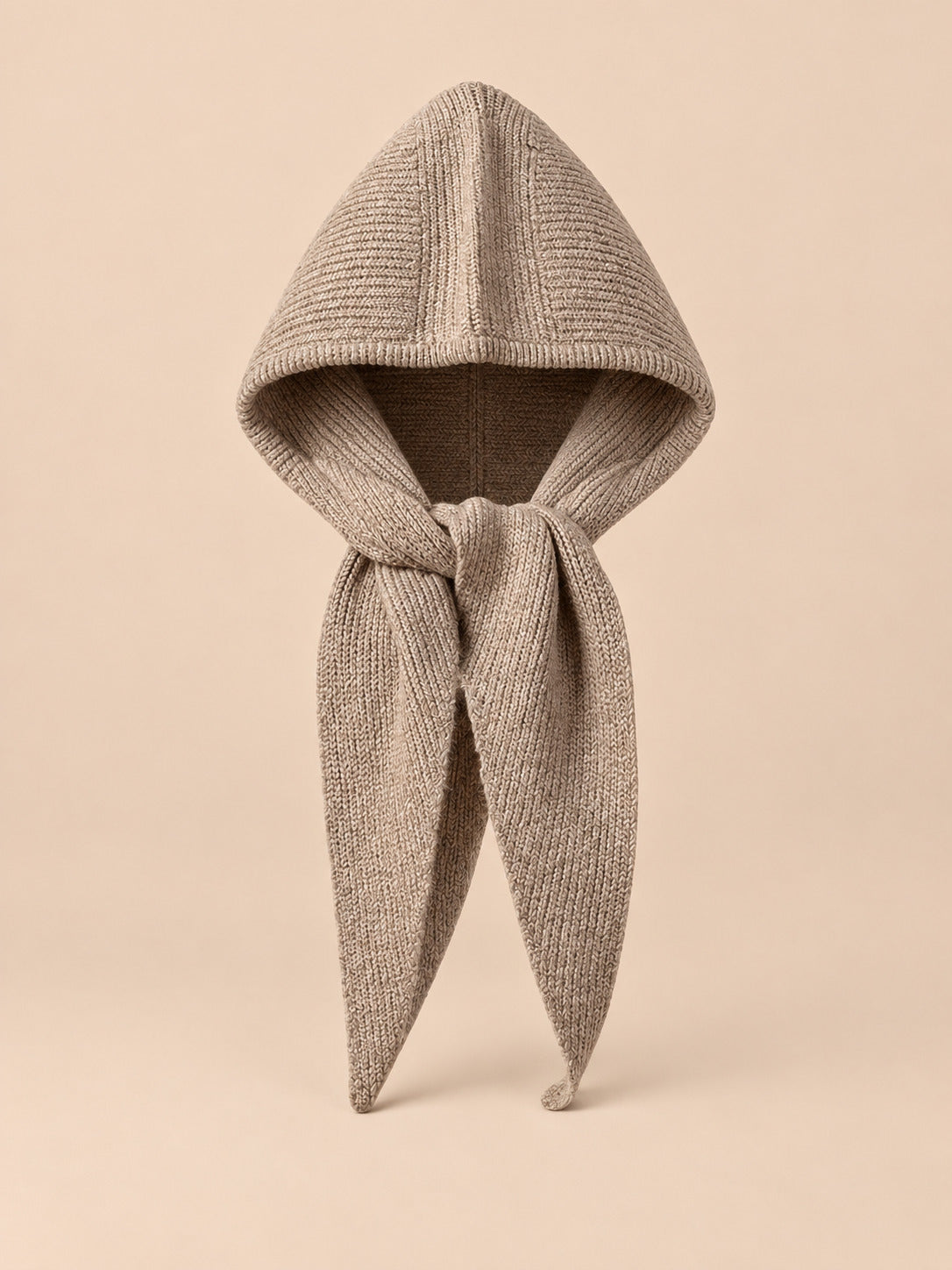 Cagoule bonnet-écharpe kaki en maille, vue de face sur fond pêche sable