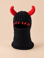 Cagoule crochet cornes de diable modèle 2 noire et rouge, vue de face sur fond pêche sable