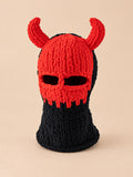 Cagoule crochet cornes de diable modèle 4 rouge et noire, vue de face sur fond pêche sable